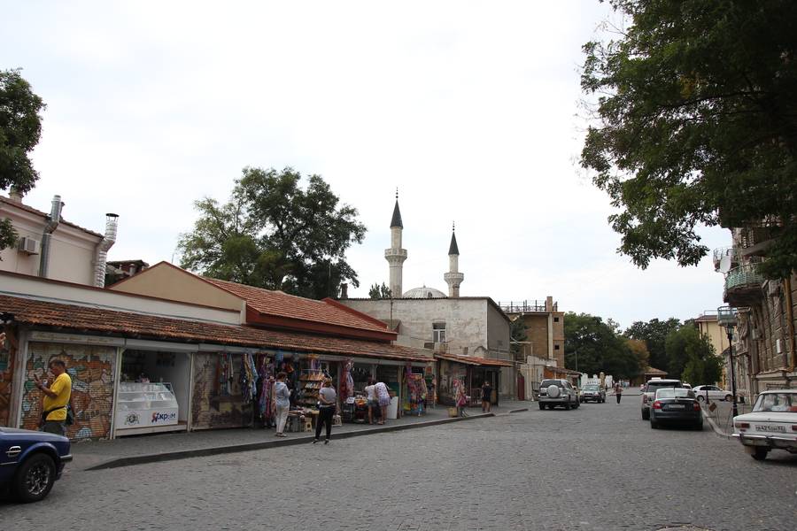Сувенирные павильончики в центре Евпатории. Фото: Павел Мартыненков