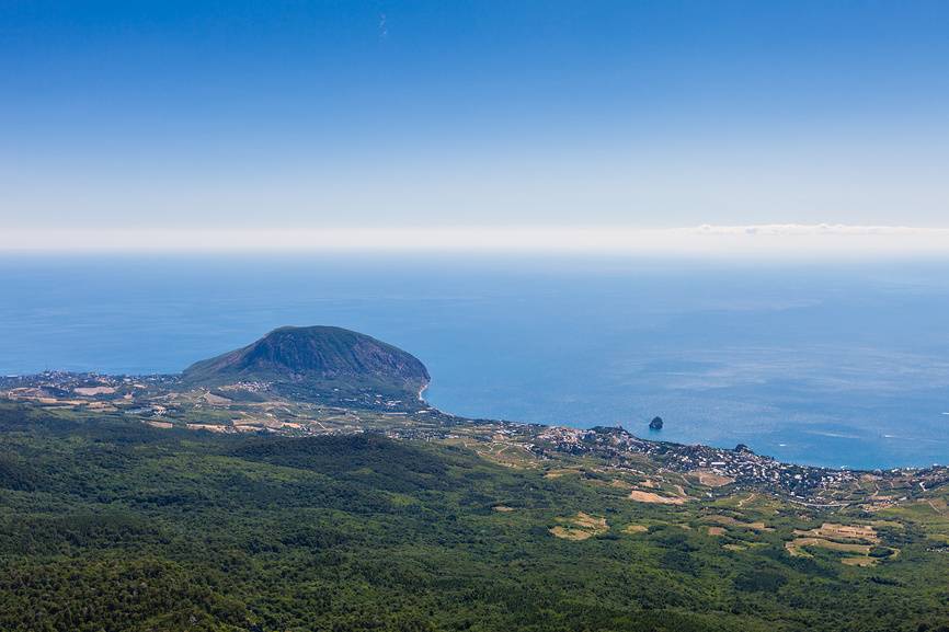 Вид сверху на Гурзуф и Аю-Даг. Источник: Lori.ru