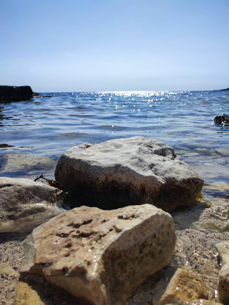 На каменистом берегу особенно не полежишь. Фото: Мария Заболотная