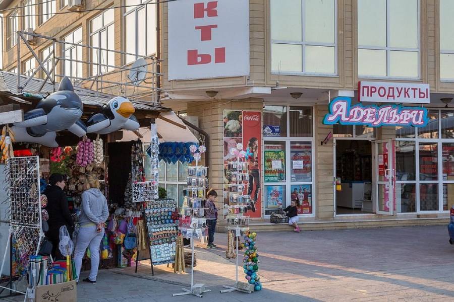 Магазинчики и торговые точки на улицах Витязево.&nbsp;Фото: wikiway.com