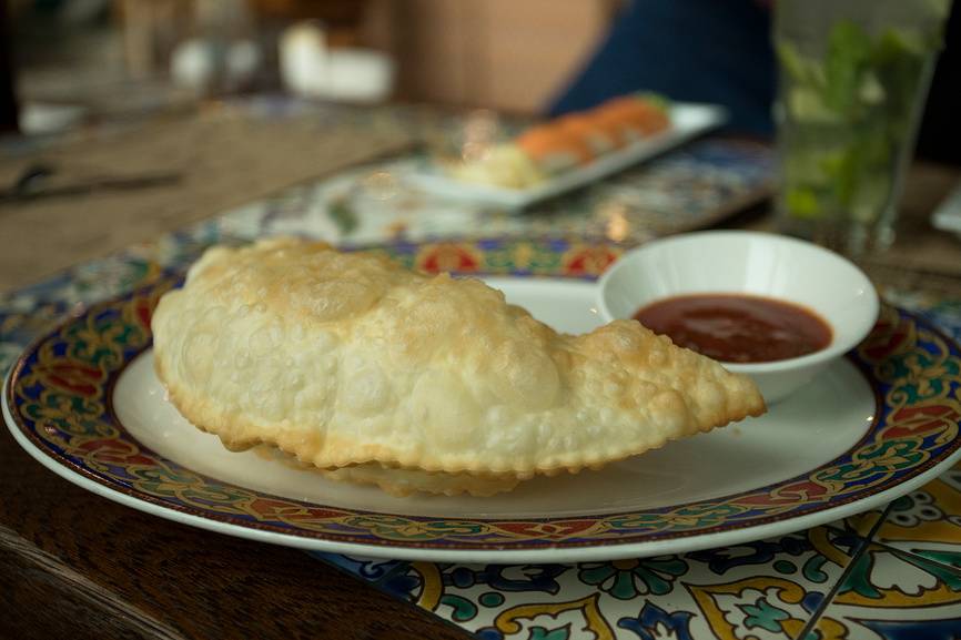 Чебуреки в Коктебеле — популярный фаст-фуд. Источник: фотобанк Лори