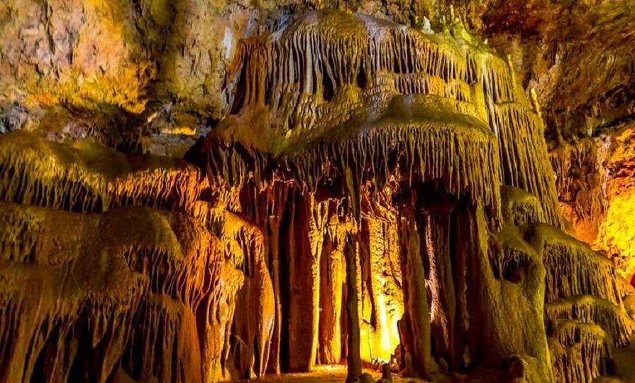 Внутри пещеры прохладнее, чем на улице, поэтому прихватите верхнюю одежду. Новоафонская пещера. Фото: Туристер.ру
