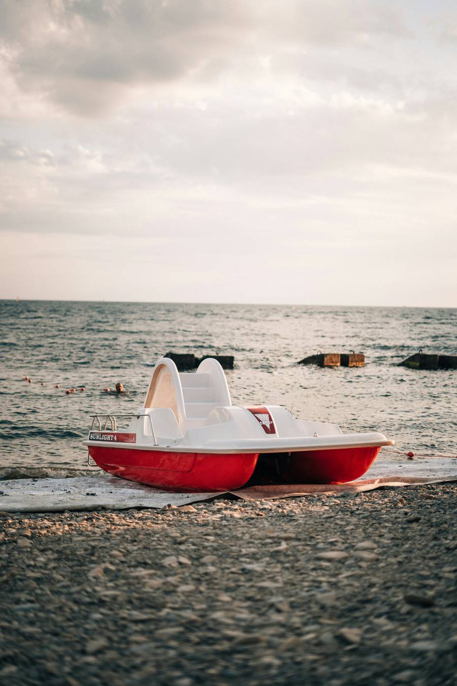 Катамаран на одном из пляжей Алушты. Источник:&nbsp;unsplash.com