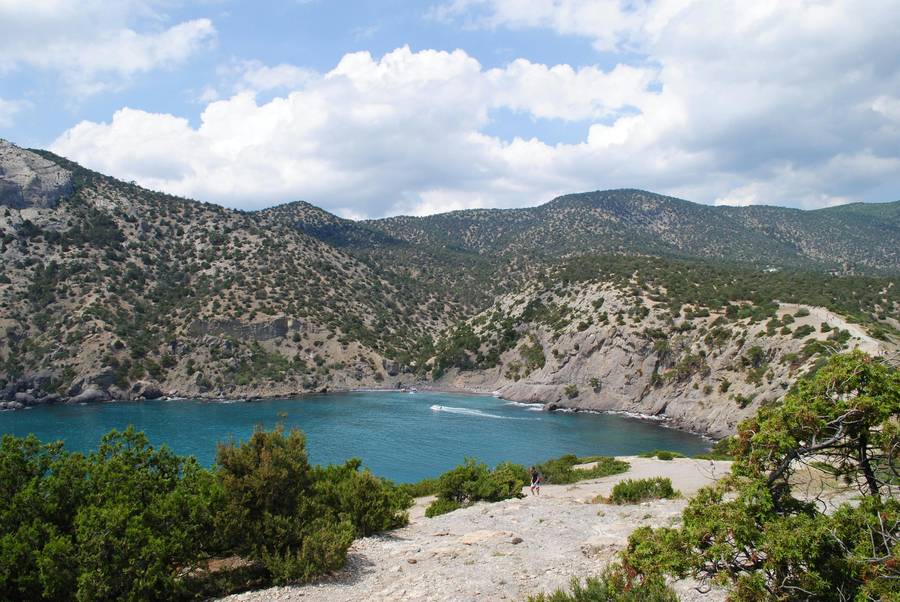 Вид на Царский пляж со стороны мыса Капчик. Источник: Pexels.com