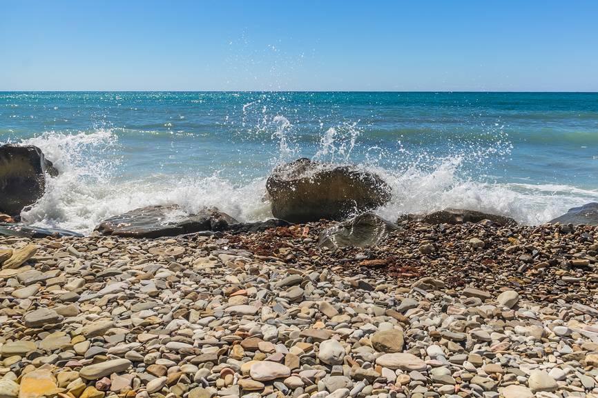 На пляжах Алупки царит галька. Источник: Lori.ru