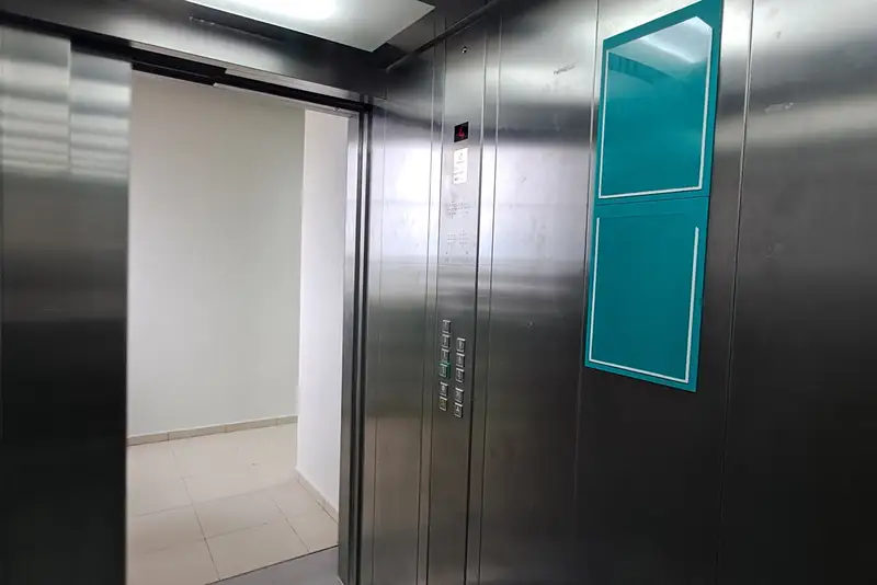наш просторный лифт