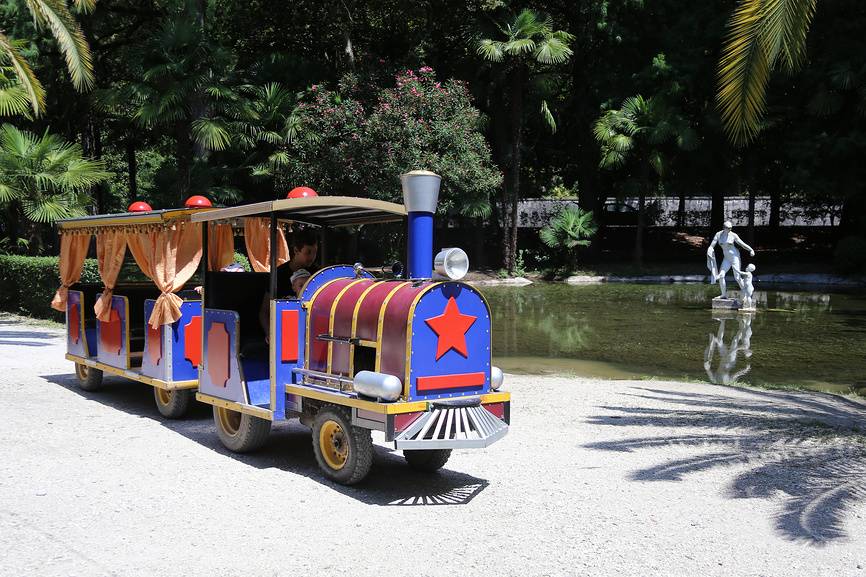 Детский паровозик в парке Гагры. Источник: фотобанк Лори