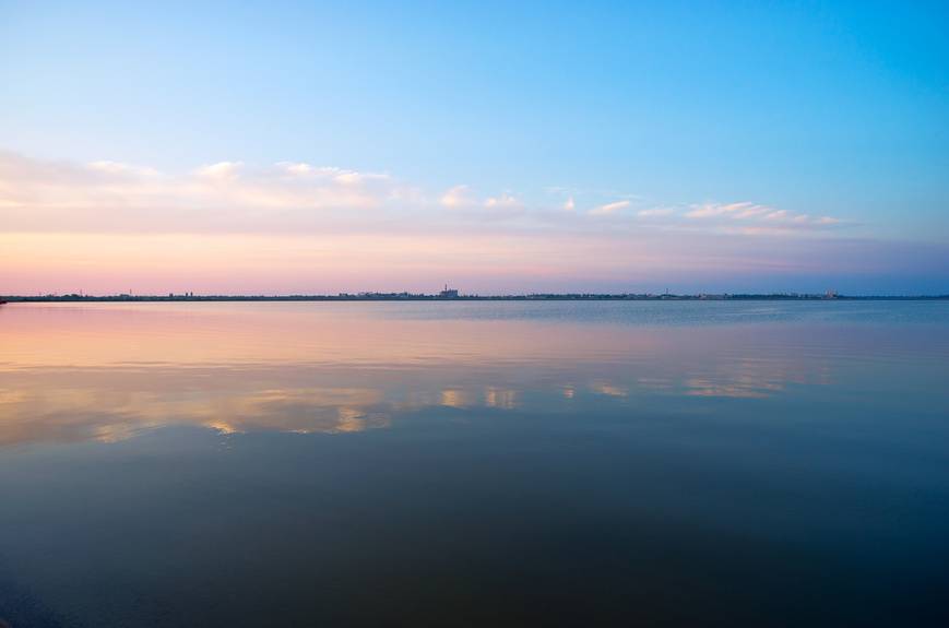 Облака отражаются в водах Сакского озера.&nbsp;

©&nbsp;Алексей Маринченко&nbsp;/ Фотобанк Лори

