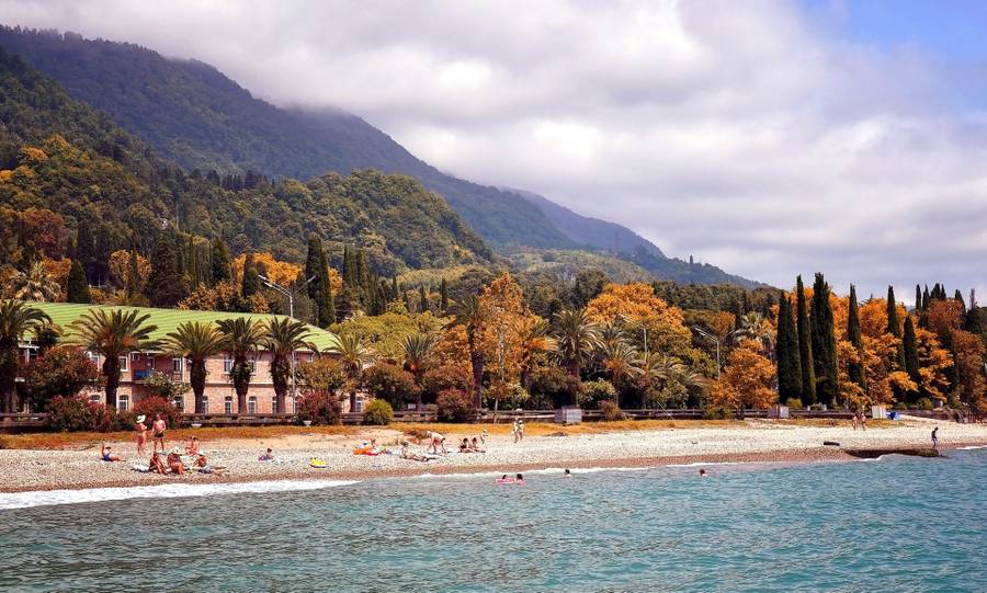 Пляж в Абхазии осенью. Фото: enjourney.ru