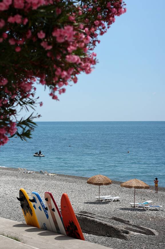 Пляж в Старой Гагре. Источник: фотобанк Лори