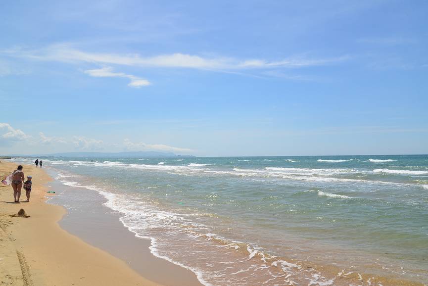 Просторные песчаные пляжи Джемете прекрасно подходят для отдыха с детьми. Источник: Lori.ru