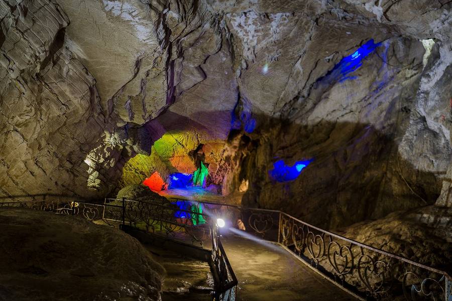 Волшебная подсветка Воронцовской пещеры. Фото: sochipoplanu.ru