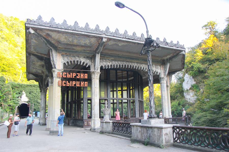 Станция Псырцха — пожалуй, одна из самых романтических станций в мире. Вот только поезда тут больше не останавливаются. Источник: Павел Мартыненков.