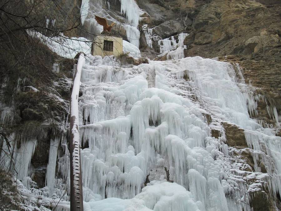 Замерзший Учан-Су — сплошная гигантская сосулька. Фото: waterfal.ru