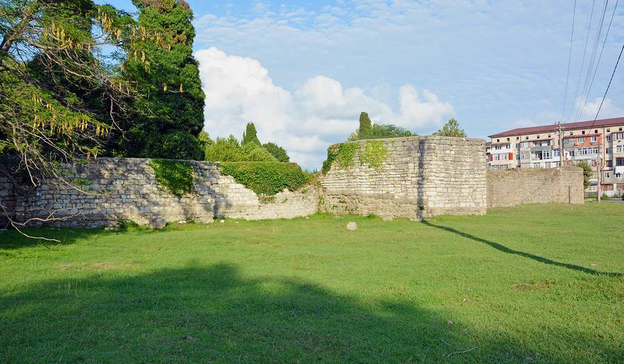 Древние стены Великого Питиунта. Источник: Lori.ru