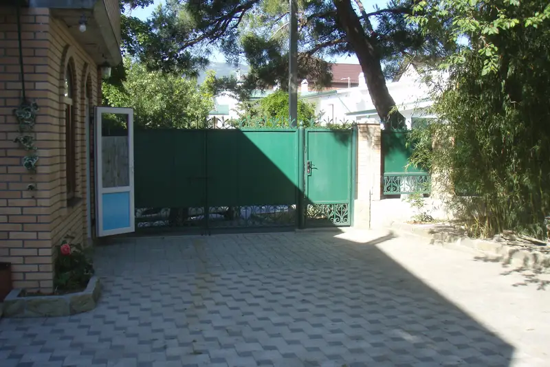 Дом с сосной внутри ул. Красноармейская, д. 22