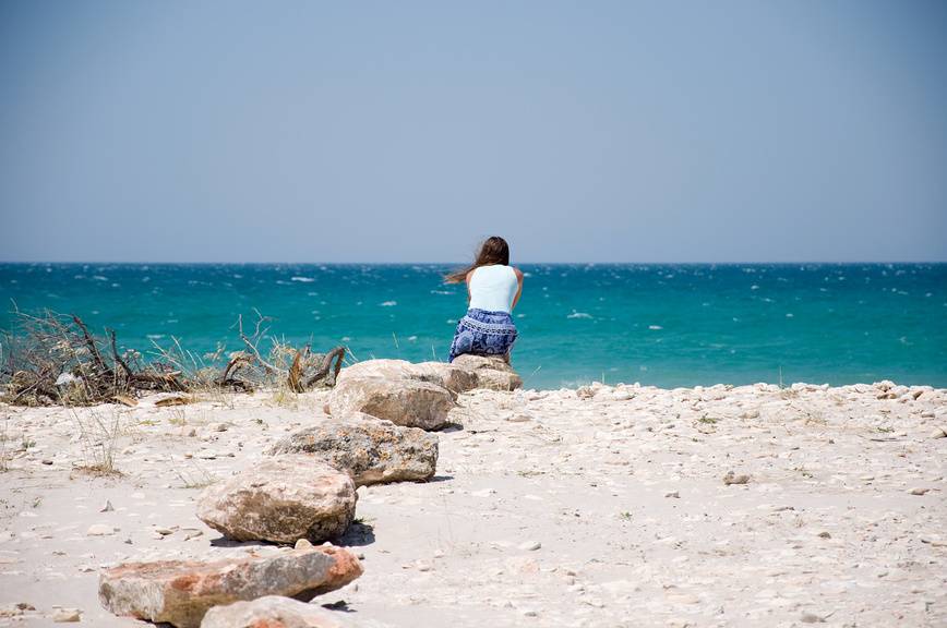 Здешний берег покрыт песком, смешанным с галькой и камнями. Источник: фотобанк Лори
