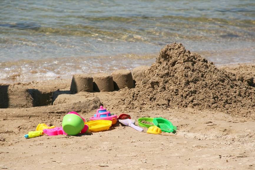 Песочек и прозрачное море&nbsp;— что еще нужно для комфортного детского отдыха. Источник: Lori.ru