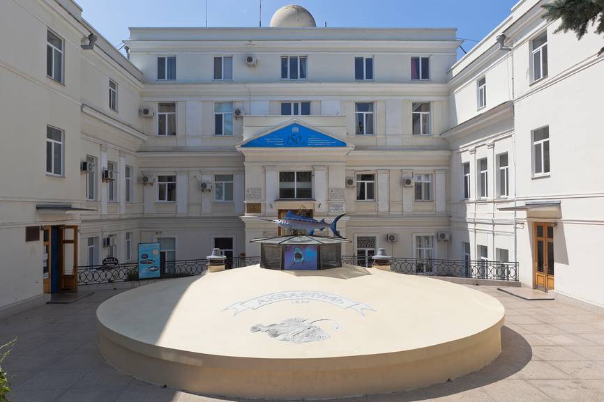 Вход с Приморского бульвара в Севастопольский аквариум-музей. Источник: Lori.ru