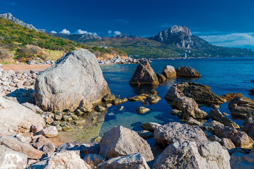 Камни у входа в море.&nbsp;

©&nbsp;Константин Лабунский&nbsp;/ Фотобанк Лори

