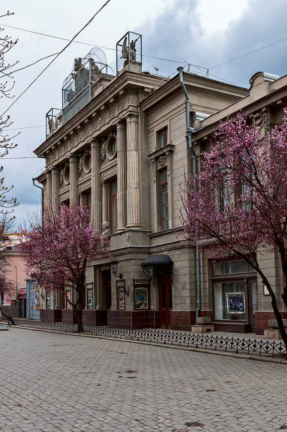 &nbsp; Драматический театр. Источник:  https://lori.ru/