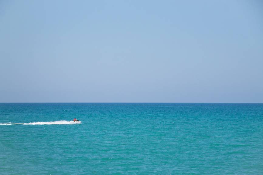 Море в Межводном - невероятного оттенка. © Евгений Вернигоров / Фотобанк Лори