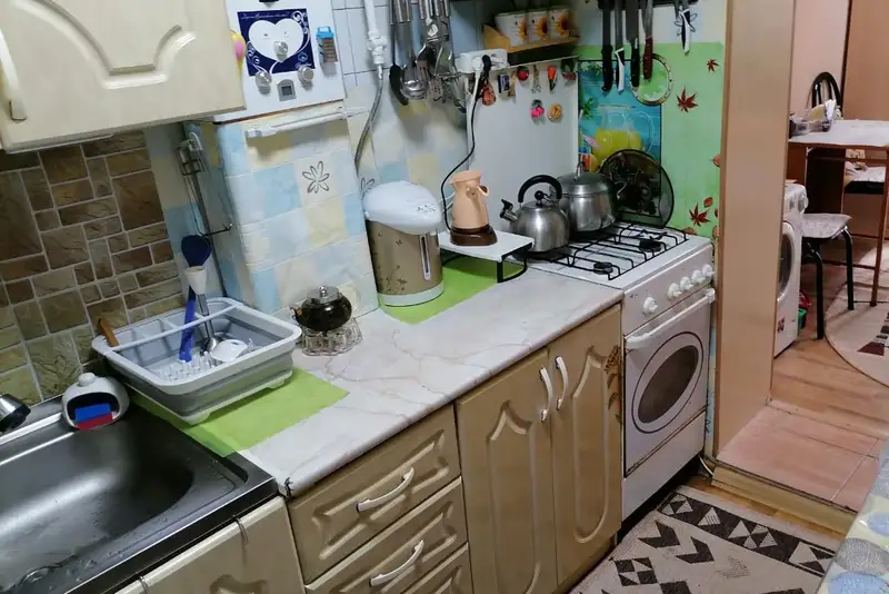 Кухня в ней находятся;плита газовая,термопот,посуда,мульварка,микроволновка.