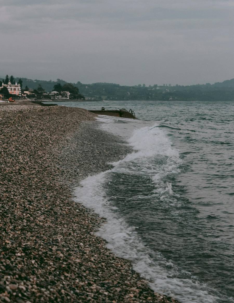 Зимнее море в Абхазии не менее прекрасно, чем летом. Источник: Pexels.com