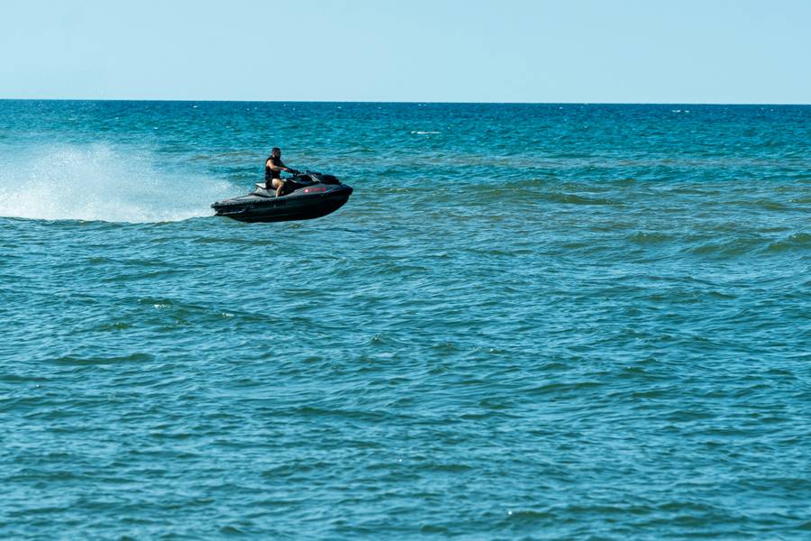 На санаторном пляже к услугам отдыхающих — разнообразные водные активности. Источник:&nbsp;unsplash.com