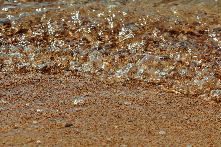 Чистейшее и теплейшее мелководье — характерная особенность здешнего рельефа дна. Источник:&nbsp;unsplash.com