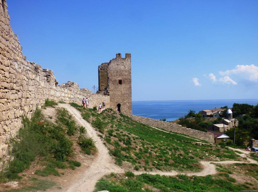 Древние стены и башни всегда привлекательны для туристов. Фото:&nbsp;toptopkrym.ru
