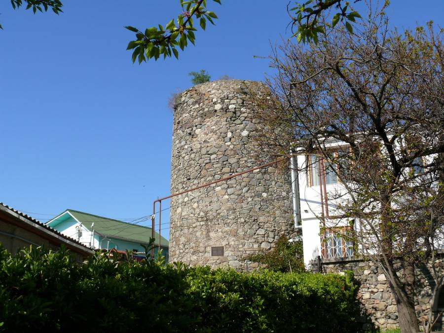 Башня крепости Алустон притаилась за домами частного сектора Алушты. Фото: Евгения Храмова, stopudof.ru