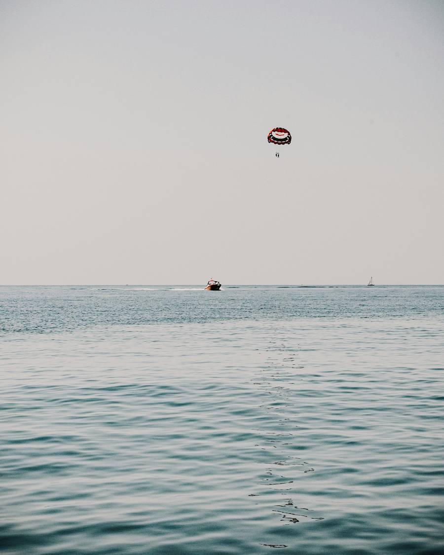 Парасейлинг — одно из любимых развлечений туристов. Источник:&nbsp;unsplash.com