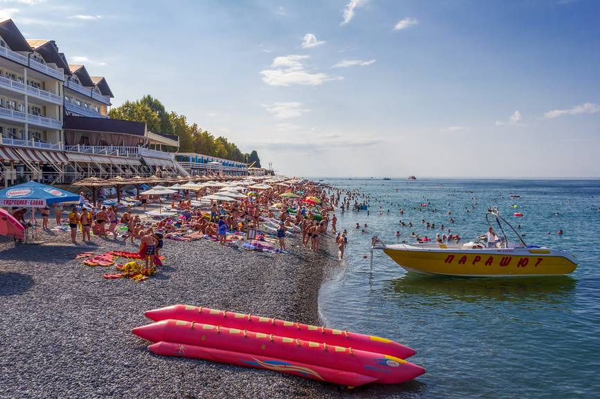 Лазаревское привлекает туристов развитой инфраструктурой, в том числе на пляже. Источник: фотобанк Лори