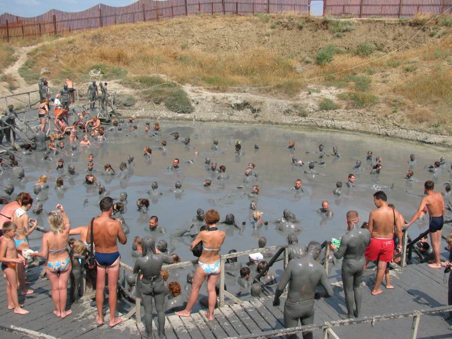 Серые человечки принимают грязевые ванны