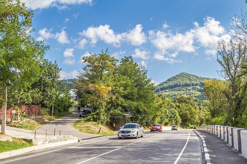 Самостоятельная поездка на авто дает возможность остановиться, где душе заблагорассудиться. Источник: Lori.ru
