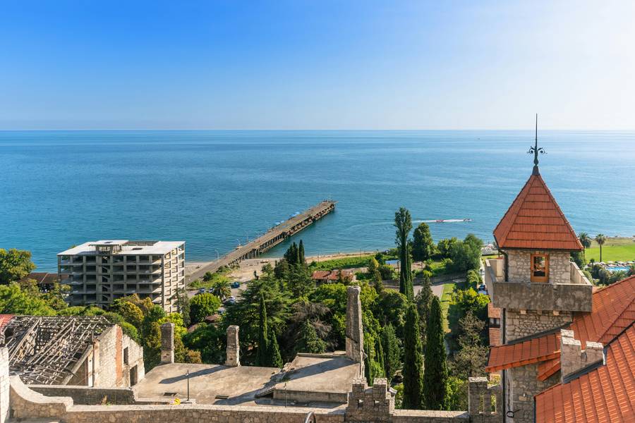 С балконов замка открывается восхитительная панорама Гагры и моря. Источник:&nbsp;pexels.com