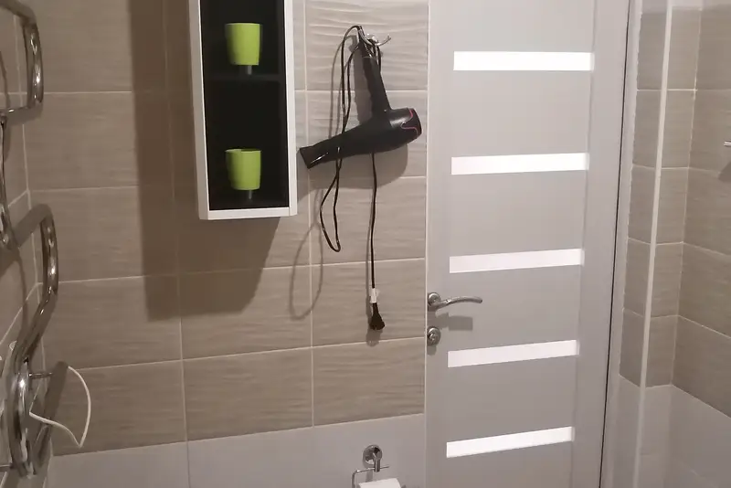 Фен, электрический полотенцесушитель  так же располагаются в ванной.
