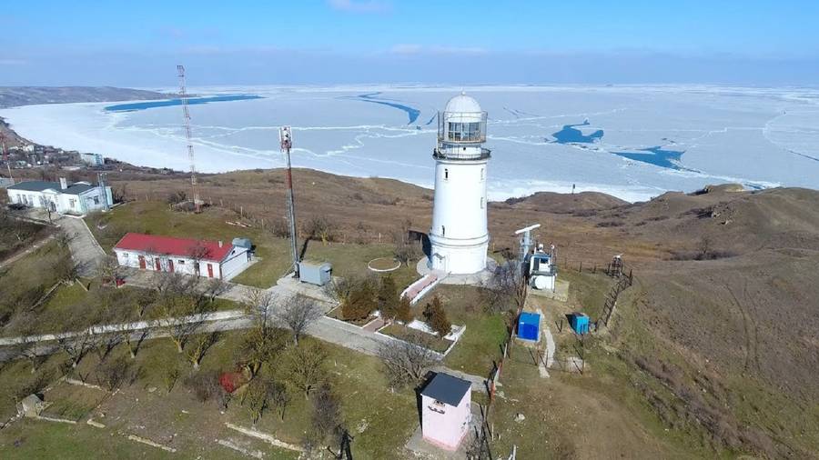 Еникальский маяк на фоне замерзшего моря. Фото: uskrd.ru