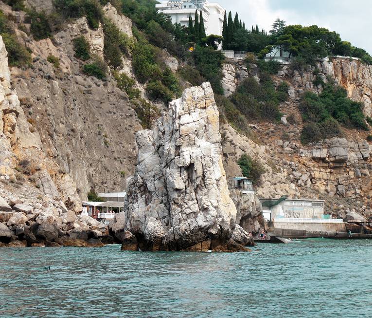 Вид на скалу Парус с моря. Источник: фотобанк Лори