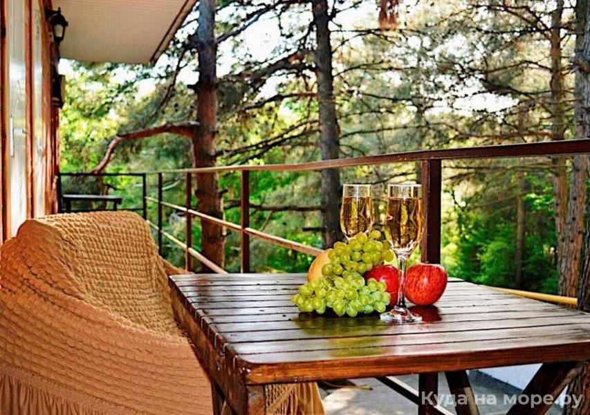 Мини отели в курортном городке адлер. Дом в соснах. Сосновый двор пятигорск. Южный бриз дивноморское. Гостевые дома сосновый.