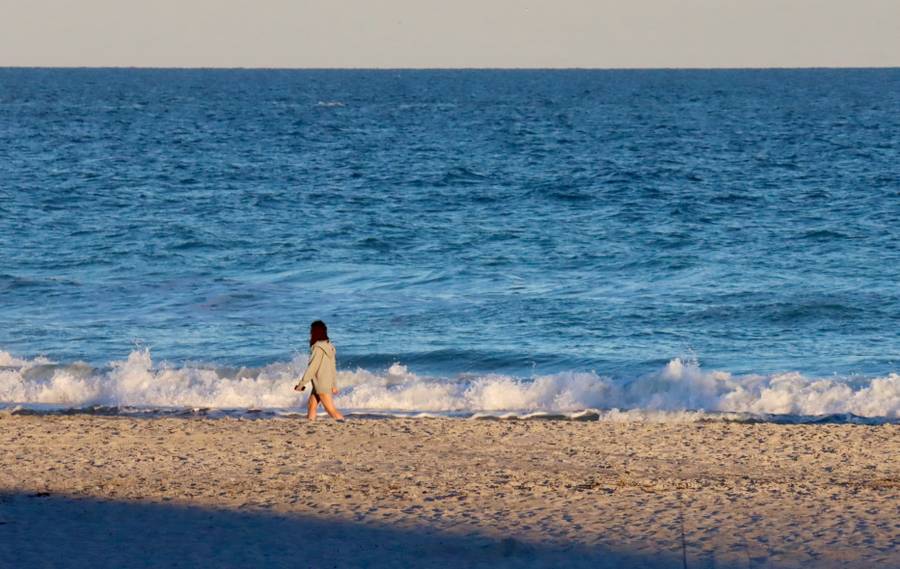 Только море и золотой песок.&nbsp;Источник: unsplash.com