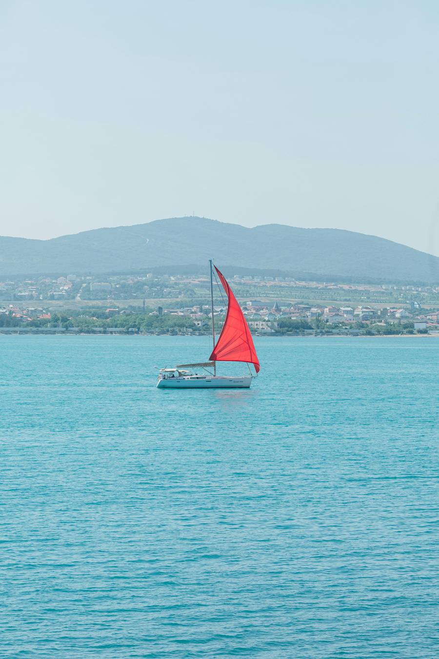 Яхта в акватории Геленджика. Источник:&nbsp;unsplash.com