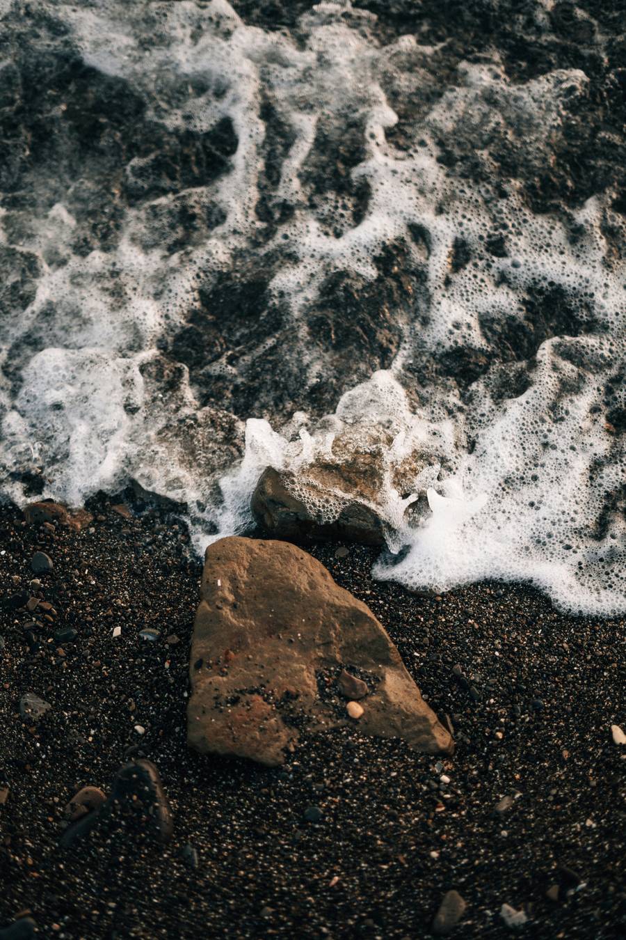На диких пляжах заход в море не очень, зато людей минимум, а море чистое и прозрачное. Источник:&nbsp;unsplash.com