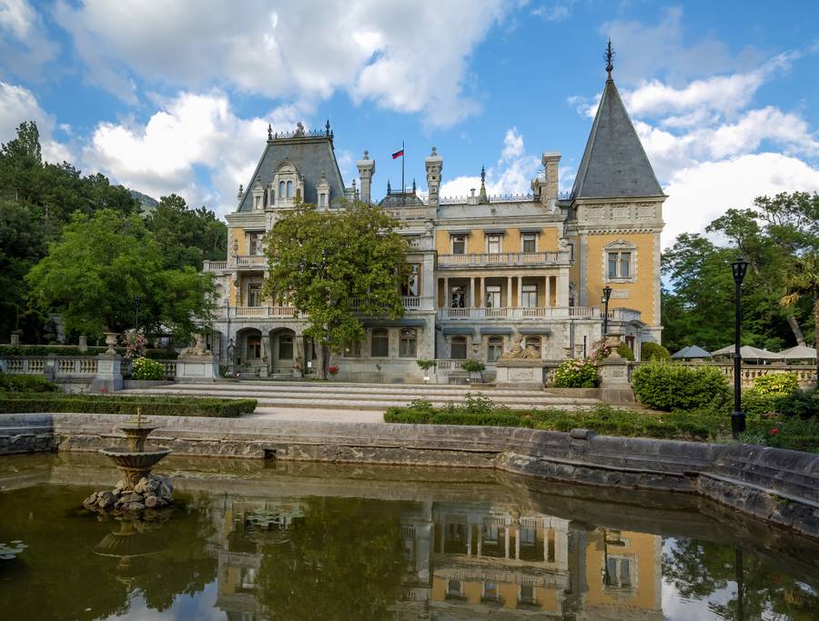 В парке Массандровского дворца когда-то отдыхал император, а сейчас гуляют туристы