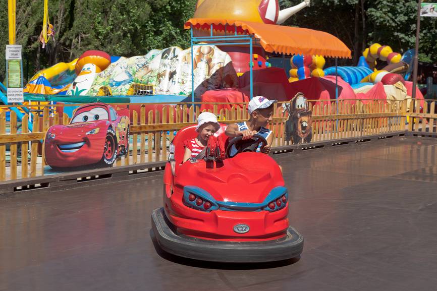 Счастливые дети на автодроме в Адлере. Источник: фотобанк Лори