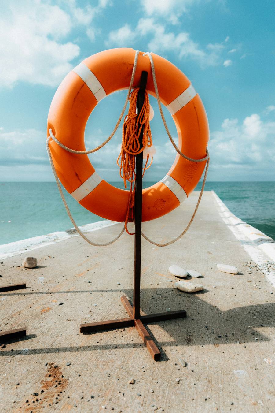 На пляжах Дивноморского с утра до вечера дежурят спасатели. Источник:&nbsp;unsplash.com