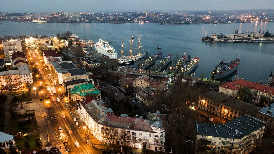 Город выглядит красиво и днем, и ночью. Фото:&nbsp;Алексей Мальгавко, visualrian.ru